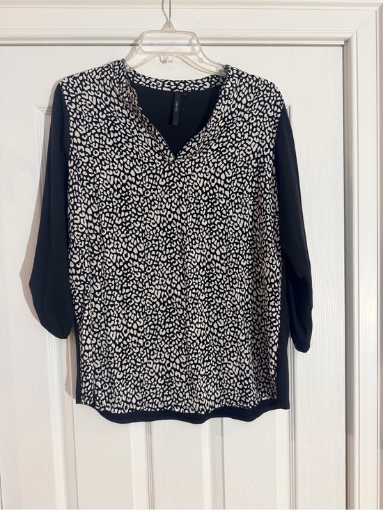 Cathy Tops - Ladies Size Large "CATHY" Black & White Animal-Print V-Neck Blouse GUC